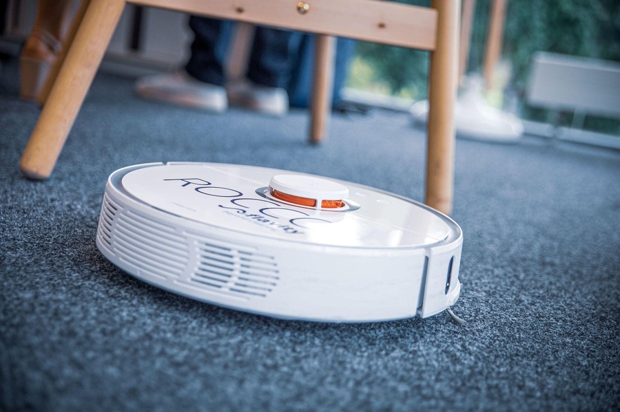 Reinigungsroboter bei der Unterhaltsreinigung einer großen Fläche