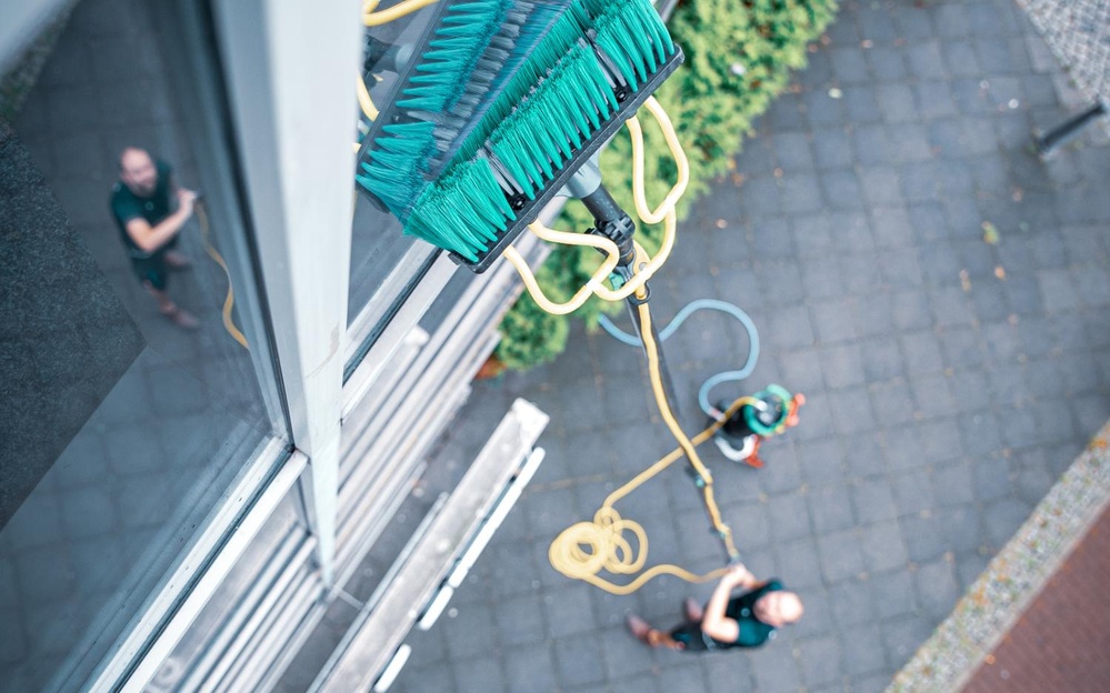 flavity-Mitarbeiter bei der Fensterreinigung